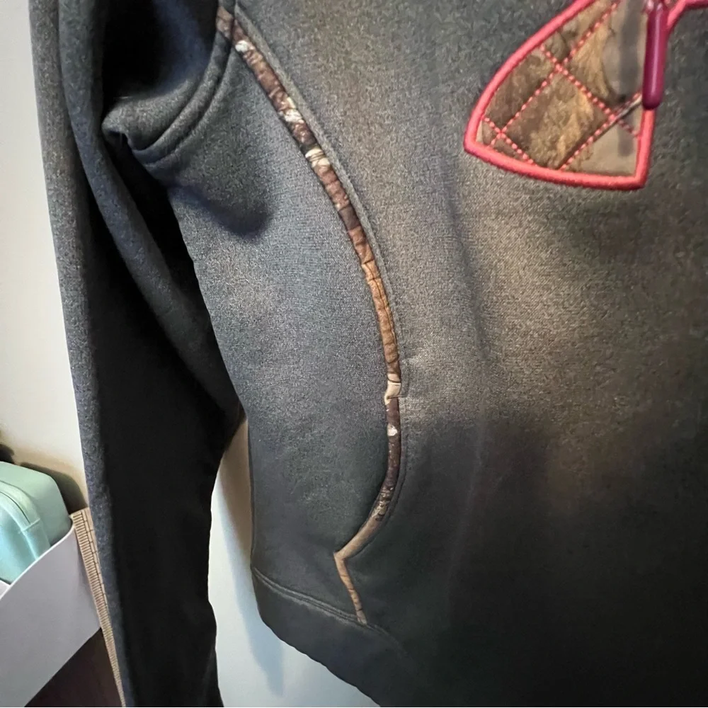 Kids Under Armour gray performance Hoodie with Pink Camo Logo youth size M hunt